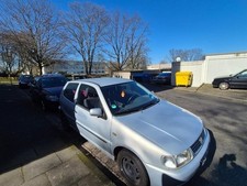 Auto mit TÜV, beschädigt